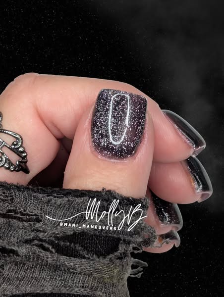 Obsidian Glittery Cat Eye Gel Mani - HEMA, HPMA, TPO Free